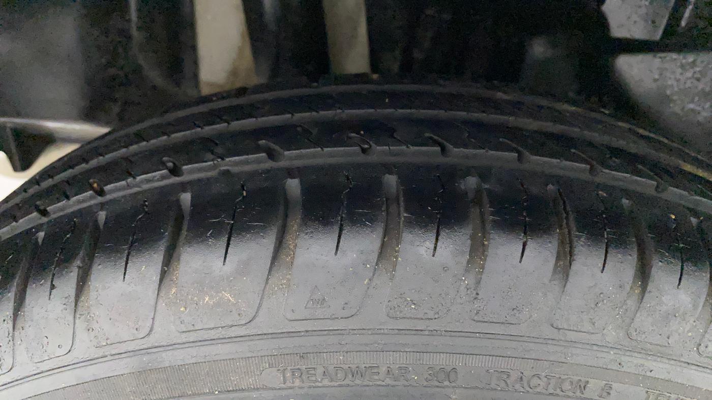 2018 Maruti Swift VXI AMT, Petrol, Automatic, 21,611 km, Right Rear Tyre Tread