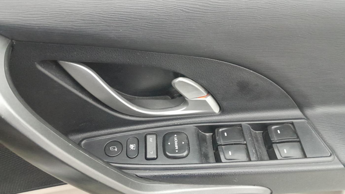 2016 Mahindra XUV500 W6 AT 1.99, Diesel, Automatic, 44,518 km, Driver Side Door Panels Control