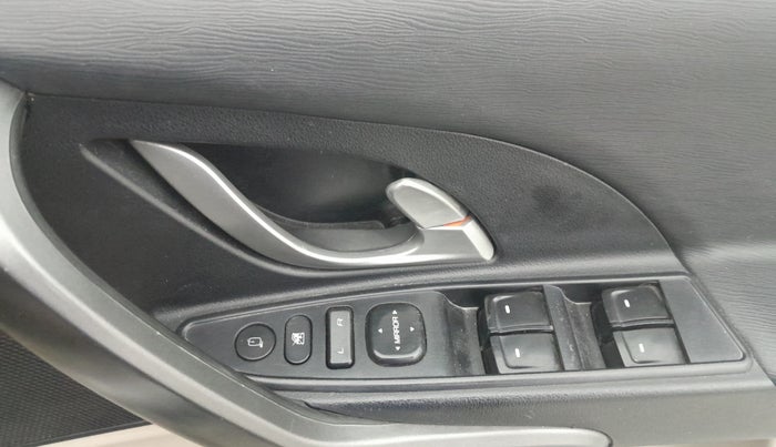 2016 Mahindra XUV500 W6 AT 1.99, Diesel, Automatic, 44,518 km, Driver Side Door Panels Control