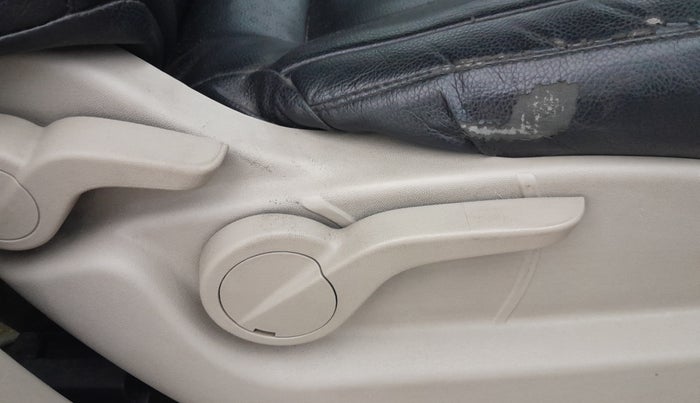 2016 Mahindra XUV500 W6 AT 1.99, Diesel, Automatic, 44,518 km, Driver Side Adjustment Panel