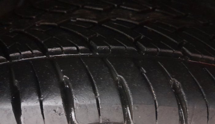 2016 Mahindra XUV500 W6 AT 1.99, Diesel, Automatic, 44,518 km, Right Front Tyre Tread