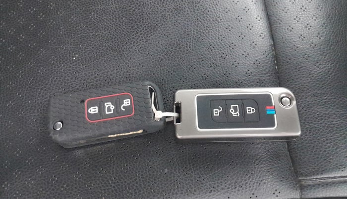 2016 Mahindra XUV500 W6 AT 1.99, Diesel, Automatic, 44,518 km, Key Close Up