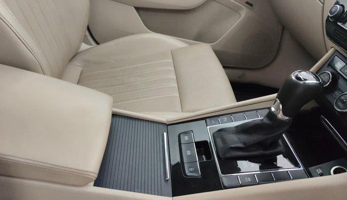 2016 Skoda Superb L&K 1.8 TSI AT, Petrol, Automatic, 44,516 km, Gear Lever