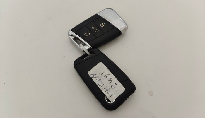 2016 Skoda Superb L&K 1.8 TSI AT, Petrol, Automatic, 44,516 km, Key Close Up