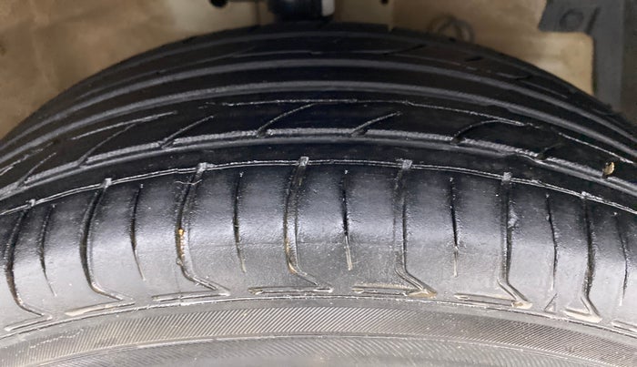 2016 Maruti Swift Dzire VXI, Petrol, Manual, 87,189 km, Right Front Tyre Tread