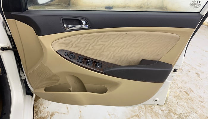 2014 Hyundai Verna FLUIDIC 1.4 CRDI CX, Diesel, Manual, 1,42,148 km, Driver Side Door Panels Control