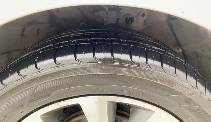2014 Hyundai Verna FLUIDIC 1.4 CRDI CX, Diesel, Manual, 1,42,148 km, Right Front Tyre Tread