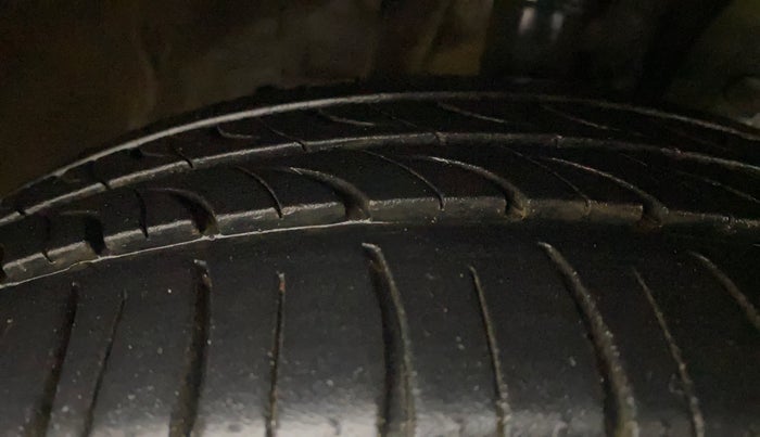 2018 Honda Amaze 1.2L I-VTEC V, Petrol, Manual, 1,27,049 km, Right Front Tyre Tread