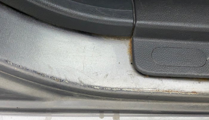 2011 Maruti Ritz VXI, Petrol, Manual, 74,331 km, Right running board - Minor scratches