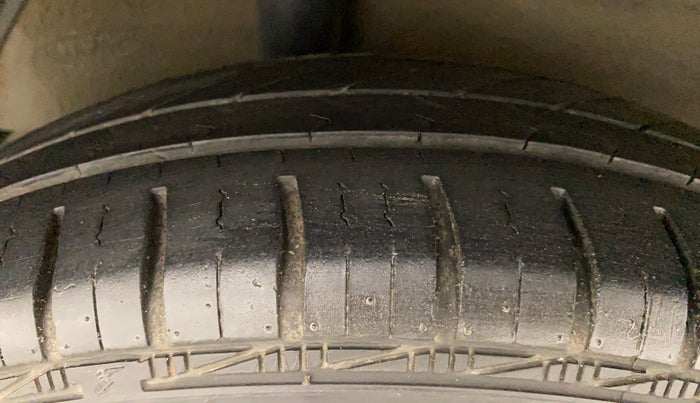 2011 Maruti Ritz VXI, Petrol, Manual, 74,331 km, Right Rear Tyre Tread