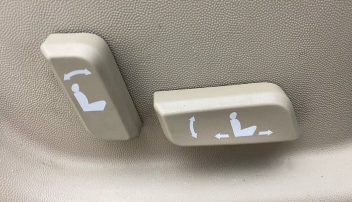 2017 Mahindra XUV500 W10 AT, Diesel, Automatic, 76,548 km, Driver Side Adjustment Panel