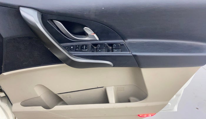 2017 Mahindra XUV500 W10 AT, Diesel, Automatic, 76,548 km, Driver Side Door Panels Control