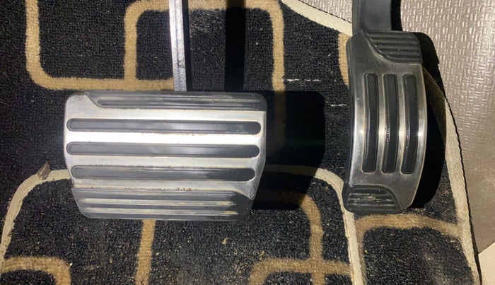 2017 Mahindra XUV500 W10 AT, Diesel, Automatic, 76,548 km, Pedals