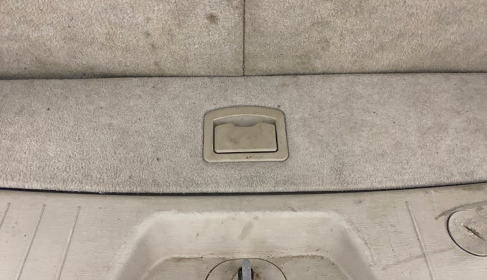 2017 Mahindra XUV500 W10 AT, Diesel, Automatic, 76,548 km, Boot Inside