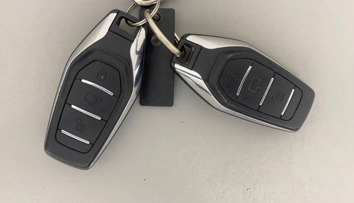 2017 Mahindra XUV500 W10 AT, Diesel, Automatic, 76,548 km, Key Close Up