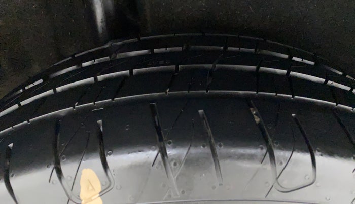 2016 Maruti Vitara Brezza ZDI PLUS, Diesel, Manual, 72,260 km, Right Rear Tyre Tread
