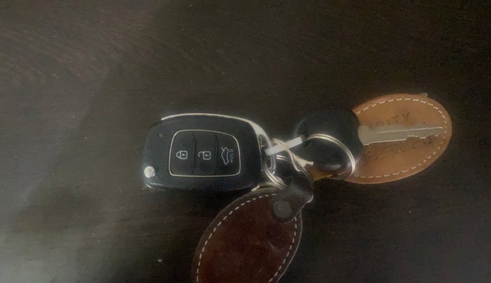 2020 Hyundai GRAND I10 NIOS SPORTZ 1.2 KAPPA VTVT DUAL TONE, Petrol, Manual, 15,964 km, Key Close Up