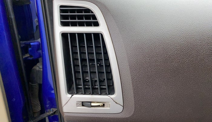 2011 Hyundai i20 SPORTZ 1.2, Petrol, Manual, 95,326 km, AC Unit - Front vent has minor damage