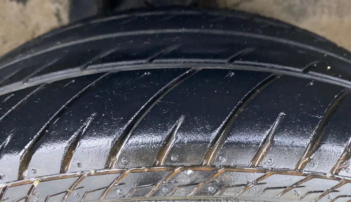 2010 Maruti Alto LX, Petrol, Manual, 57,120 km, Left Front Tyre Tread