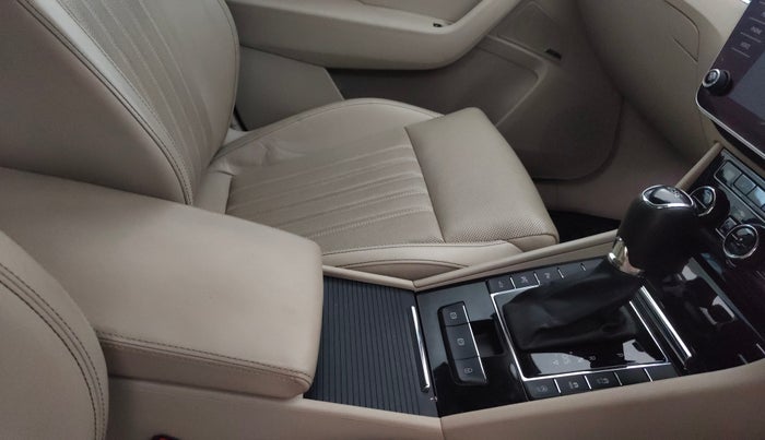 2021 Skoda Superb L&K 2.0 TSI AT, Petrol, Automatic, 43,942 km, Gear Lever