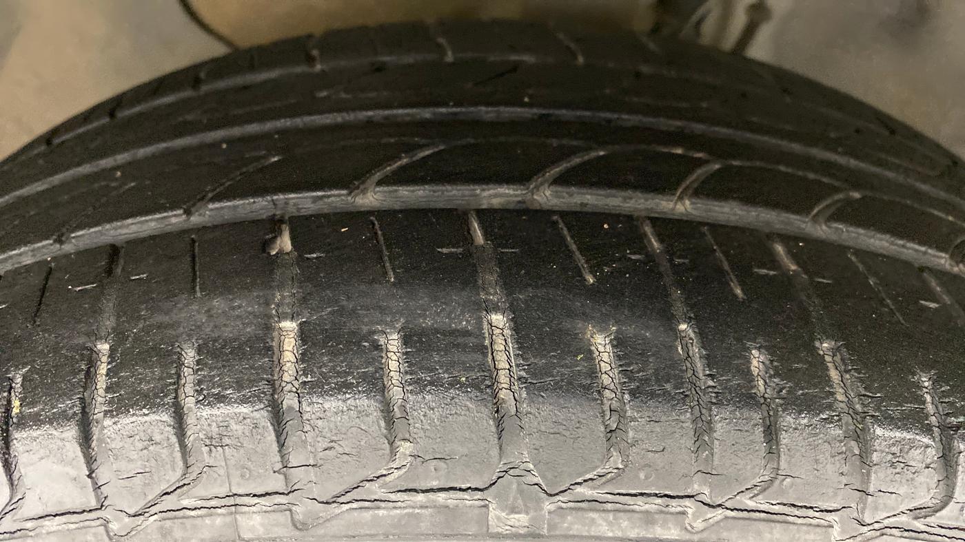 2016 Hyundai Elite i20 ASTA 1.2 (O), Petrol, Manual, 27,976 km, Left Front Tyre Tread