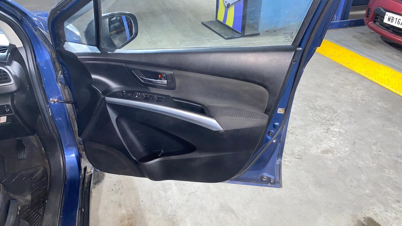 2022 Maruti S Cross ZETA 1.5, Petrol, Manual, 57,884 km, Driver Side Door Panels Control