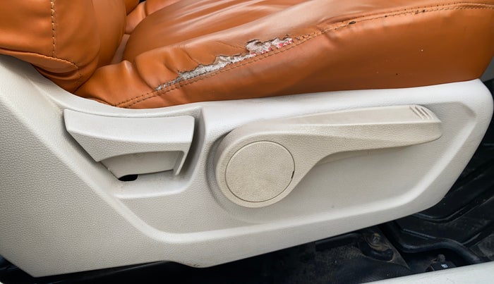 2022 Mahindra XUV300 W8 (O) 1.2 PETROL, Petrol, Manual, 80,884 km, Driver Side Adjustment Panel