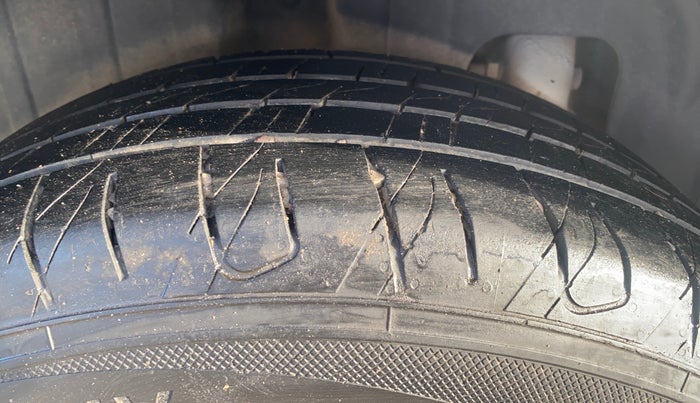 2022 Mahindra XUV300 W8 (O) 1.2 PETROL, Petrol, Manual, 80,884 km, Right Rear Tyre Tread