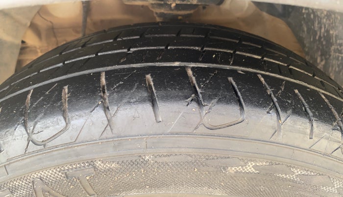 2022 Mahindra XUV300 W8 (O) 1.2 PETROL, Petrol, Manual, 80,884 km, Left Front Tyre Tread