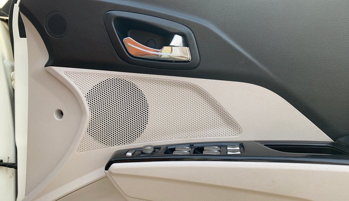 2022 Mahindra XUV300 W8 (O) 1.2 PETROL, Petrol, Manual, 80,884 km, Driver Side Door Panels Control