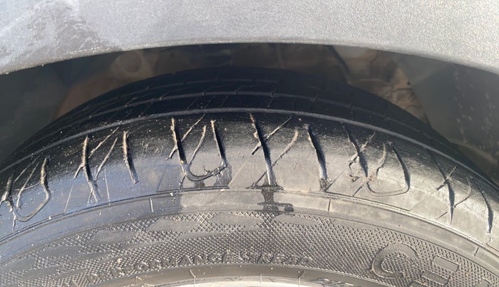 2022 Mahindra XUV300 W8 (O) 1.2 PETROL, Petrol, Manual, 80,884 km, Right Front Tyre Tread