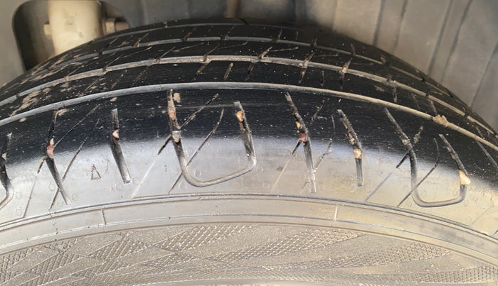 2022 Mahindra XUV300 W8 (O) 1.2 PETROL, Petrol, Manual, 80,884 km, Left Rear Tyre Tread