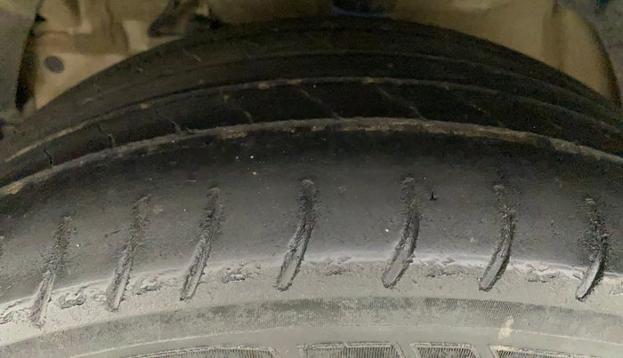 2019 Mahindra XUV300 W8 (O) 1.2 PETROL, Petrol, Manual, 48,244 km, Left Front Tyre Tread