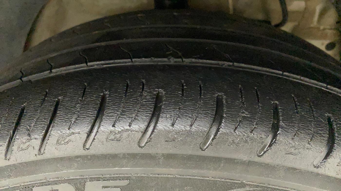 2019 Mahindra XUV300 W8 (O) 1.2 PETROL, Petrol, Manual, 48,244 km, Right Front Tyre Tread