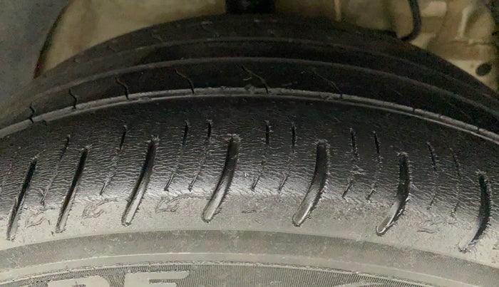 2019 Mahindra XUV300 W8 (O) 1.2 PETROL, Petrol, Manual, 48,244 km, Right Front Tyre Tread