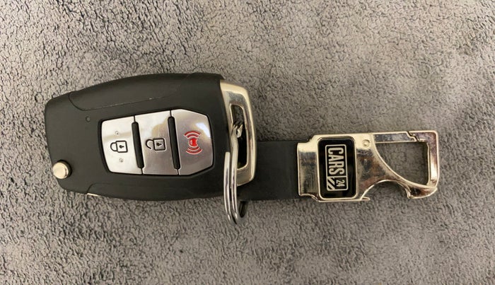 2019 Mahindra XUV300 W8 (O) 1.2 PETROL, Petrol, Manual, 48,244 km, Key Close Up