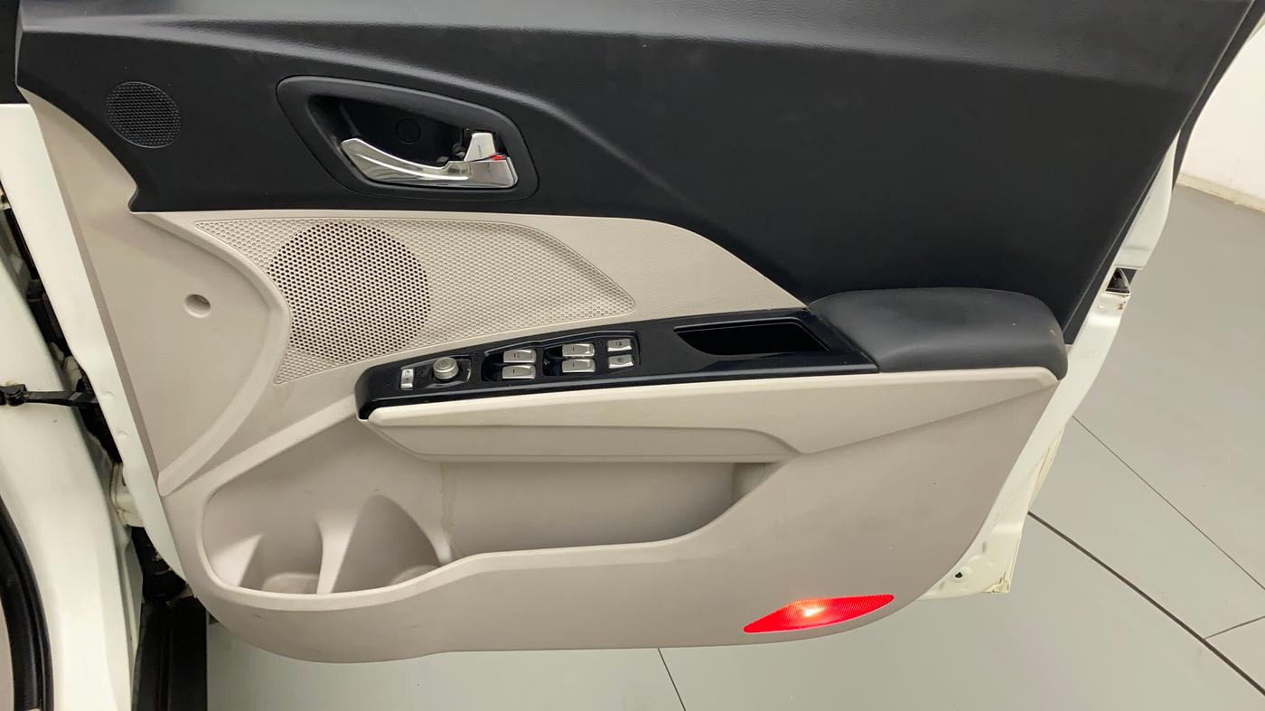 2019 Mahindra XUV300 W8 (O) 1.2 PETROL, Petrol, Manual, 48,244 km, Driver Side Door Panels Control