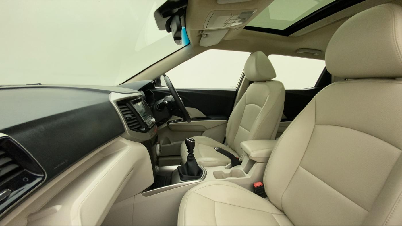 2019 Mahindra XUV300 W8 (O) 1.2 PETROL, Petrol, Manual, 48,244 km, Right Side Front Door Cabin