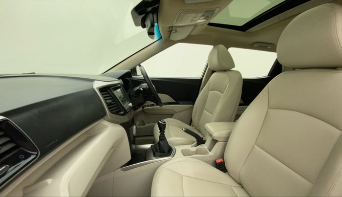 2019 Mahindra XUV300 W8 (O) 1.2 PETROL, Petrol, Manual, 48,244 km, Right Side Front Door Cabin