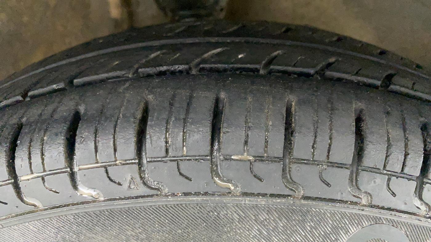 2016 Maruti Alto 800 LXI, Petrol, Manual, 25,201 km, Right Front Tyre Tread