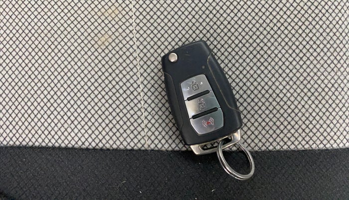 2021 Mahindra XUV300 W8 1.5 DIESEL, Diesel, Manual, 1,28,080 km, Key Close Up