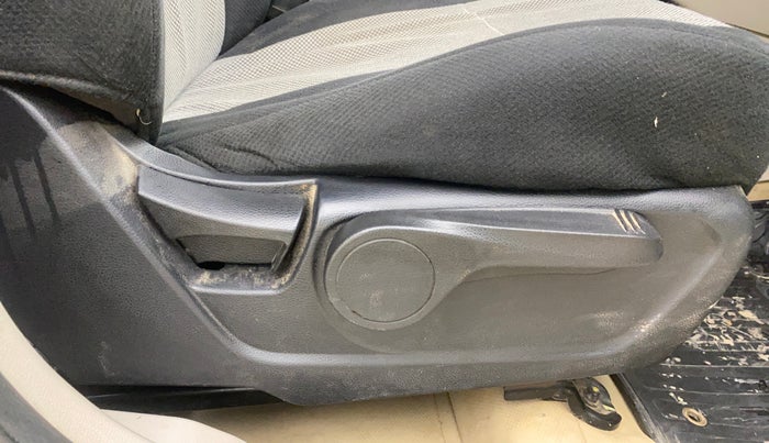 2021 Mahindra XUV300 W8 1.5 DIESEL, Diesel, Manual, 1,28,080 km, Driver Side Adjustment Panel