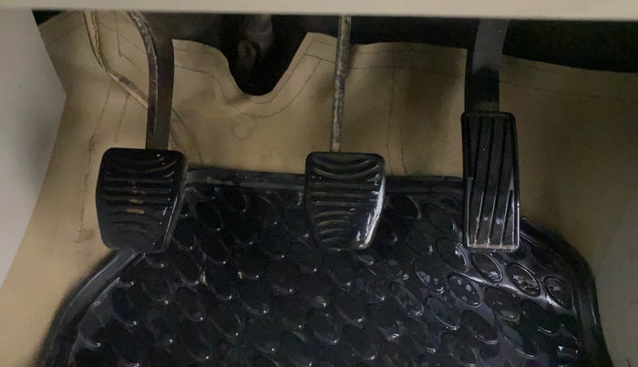 2021 Mahindra XUV300 W8 1.5 DIESEL, Diesel, Manual, 1,28,080 km, Pedals