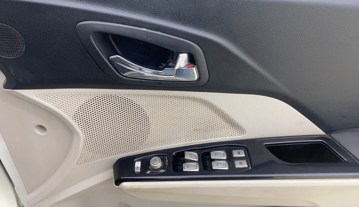 2021 Mahindra XUV300 W8 1.5 DIESEL, Diesel, Manual, 1,28,080 km, Driver Side Door Panels Control