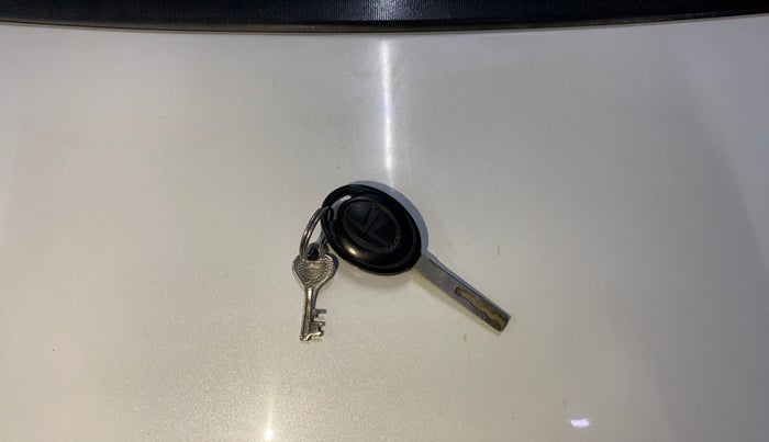 2019 Tata Tiago XM PETROL, CNG, Manual, 54,443 km, Key Close Up