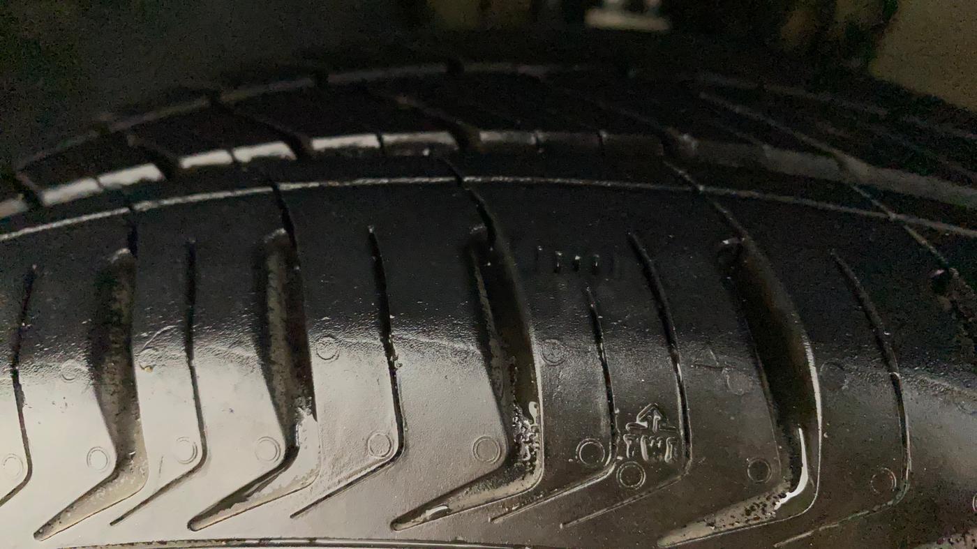 2011 Volkswagen Vento HIGHLINE 1.6 MPI, Petrol, Manual, 97,769 km, Left Front Tyre Tread
