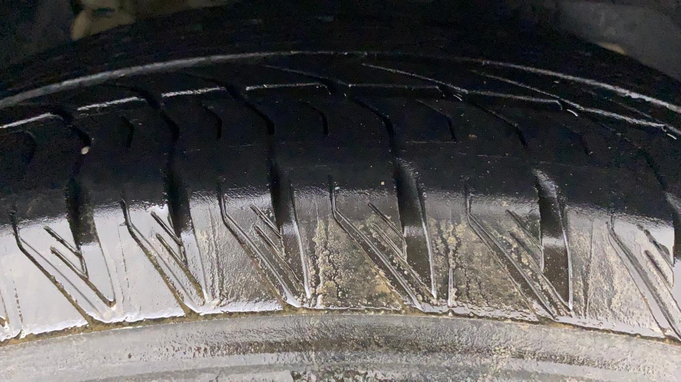 2019 Mahindra XUV500 W11 (O) AT, Diesel, Automatic, 87,992 km, Right Front Tyre Tread