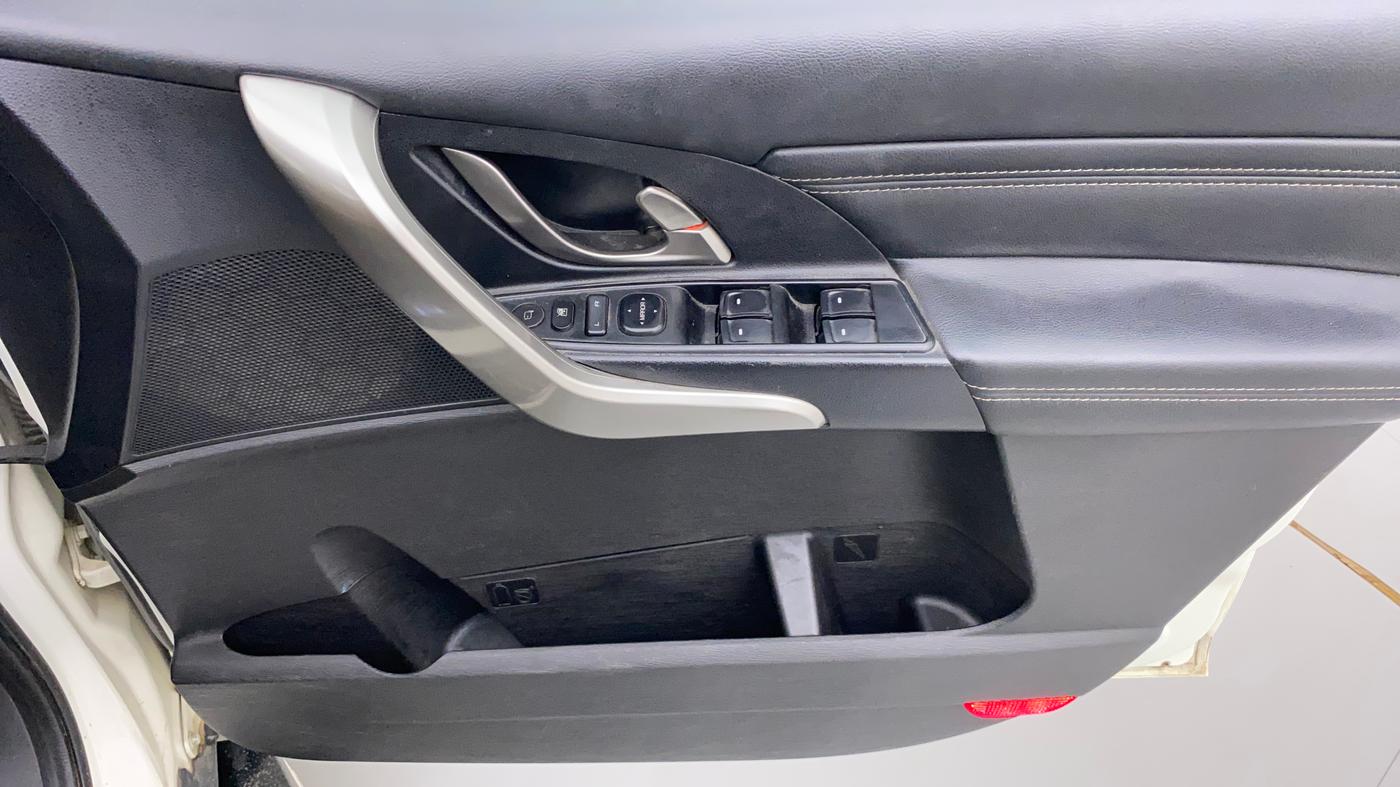 2019 Mahindra XUV500 W11 (O) AT, Diesel, Automatic, 87,992 km, Driver Side Door Panels Control