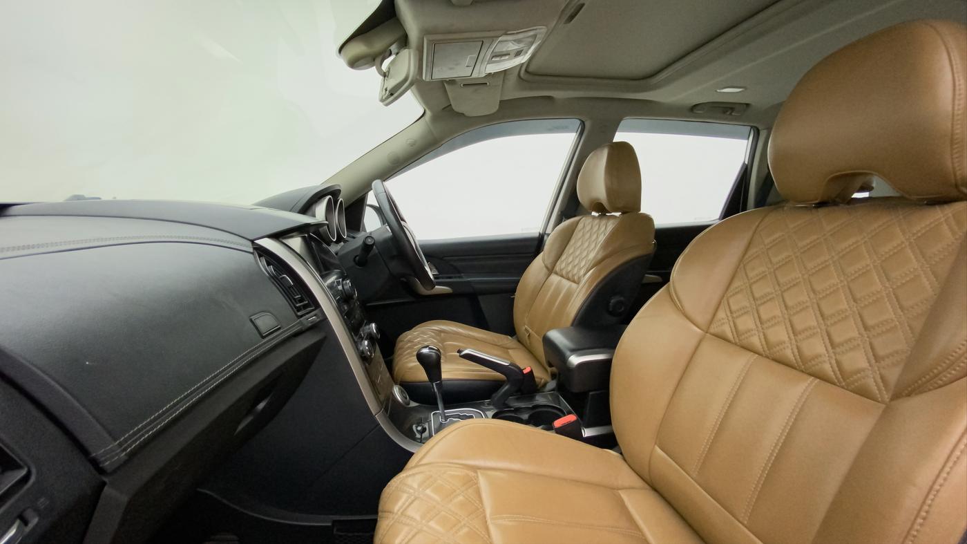 2019 Mahindra XUV500 W11 (O) AT, Diesel, Automatic, 87,992 km, Right Side Front Door Cabin