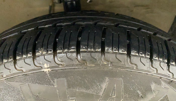 2011 Maruti Swift VXI D, Petrol, Manual, 77,068 km, Right Front Tyre Tread